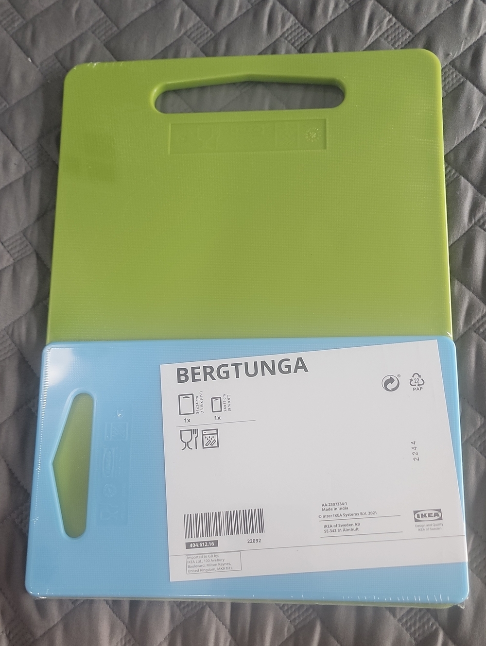 IKEA BERGTUNGA Plastic Cutting Board Set in Green and Light Blue
